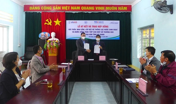 Chủ tịch Liên hiệp hội khoa học kỹ thuật tỉnh Hà Giang và đại diện công ty Tekcom ký kết hợp đồng. 