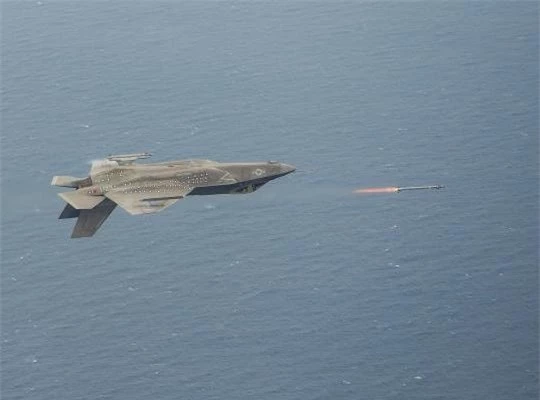 Tên lửa AIM-9X được bắn thử trước khi trang bị thêm cho phi đội tiêm kích tàng hình F-35 của Không quân Mỹ. Tên lửa AIM-9X vừa bắn thử là thế hệ mới nhất của dòng tên lửa AIM-9 Sidewinder.