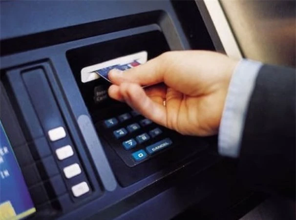 Thẻ từ ATM bị “khai tử” sau 31/12, khách hàng cần lưu ý gì? - Ảnh 1.