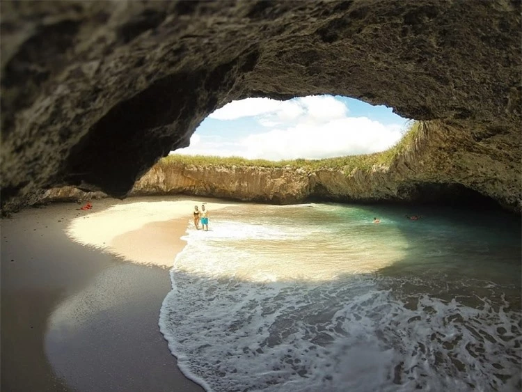 Bãi biển ẩn kỳ lạ hấp dẫn khách du lịch tại Mexico