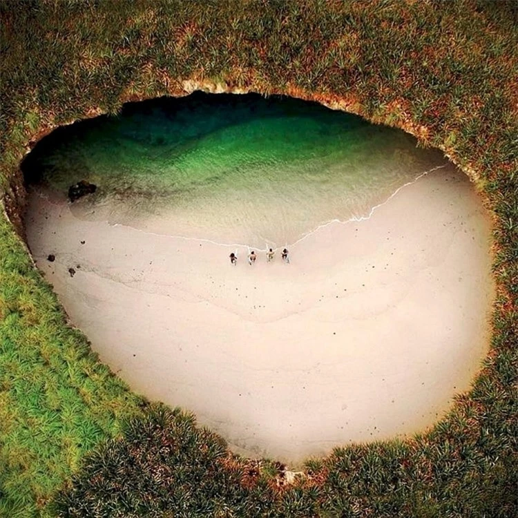 Bãi biển ẩn kỳ lạ hấp dẫn khách du lịch tại Mexico