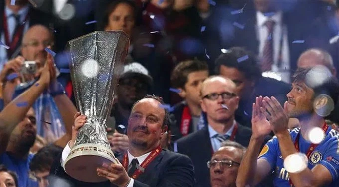 HLV Benitez từng giúp Chelsea vô địch Europa League 2012/13