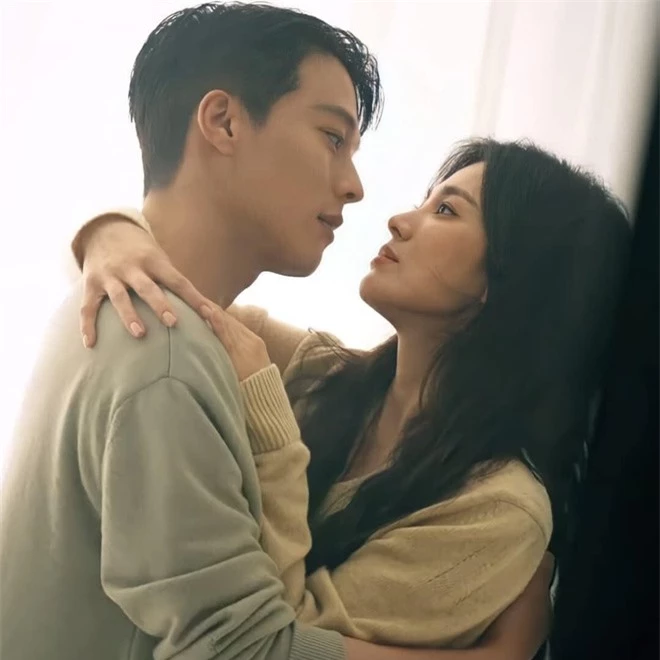 Song Hye Kyo lại lộ khuyết điểm già thấy rõ so với trai trẻ, visual hậu trường khác hẳn trên phim? - Ảnh 5.