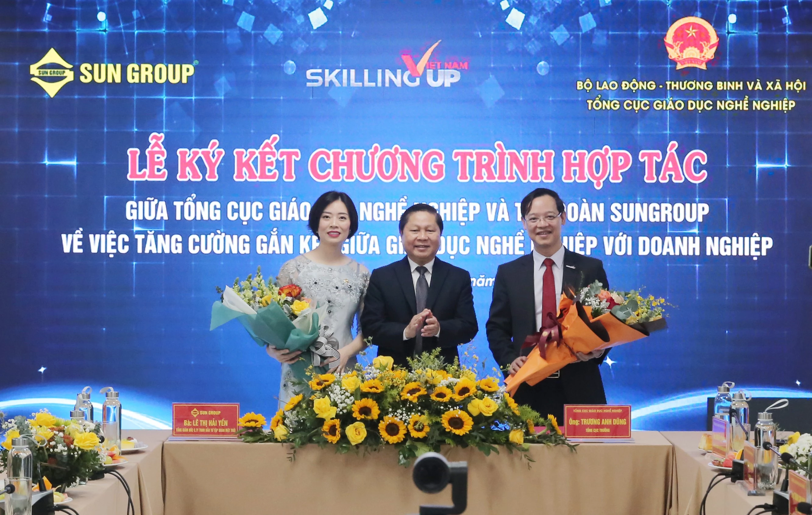Thứ trưởng Bộ Lao động thương binh – Xã hội Lê Tấn Dũng tặng hoa chúc mừng sự kiện ký kết giữa Sun Group và Tổng cục Giáo dục nghề nghiệp.