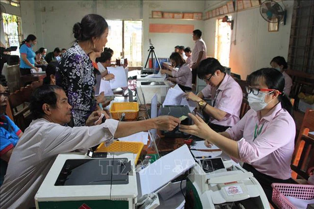 Hoạt động giao dịch giải ngân vốn của Ngân hàng Chính sách xã hội huyện Phú Riềng tại thôn 6, xã Long Tân. Ảnh minh họa: K GỬIH/TTXVN
