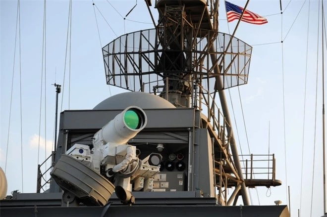 Vũ khí laser LaWS (Laser Weapon System) không còn là điều viễn tưởng và không phải là mẫu thử nghiệm. Vũ khí tối tân này đã được Mỹ triển khai trên tàu đổ bộ USS Ponce, sẵn sàng bắn vào các mục tiêu gây nguy hiểm cho tàu Mỹ.