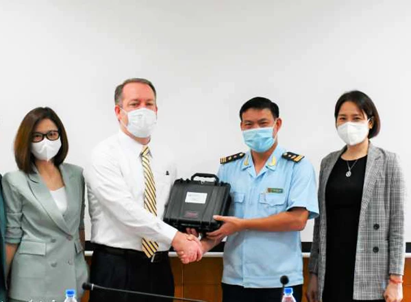 Lãnh đạo Cục Hải quan Đà Nẵng tiếp nhận thiết bị phát hiện ma túy cầm tay Trunarc Raman do Cơ quan Phòng chống ma túy và tội phạm của Liên Hợp Quốc (UNODC) trao tặng