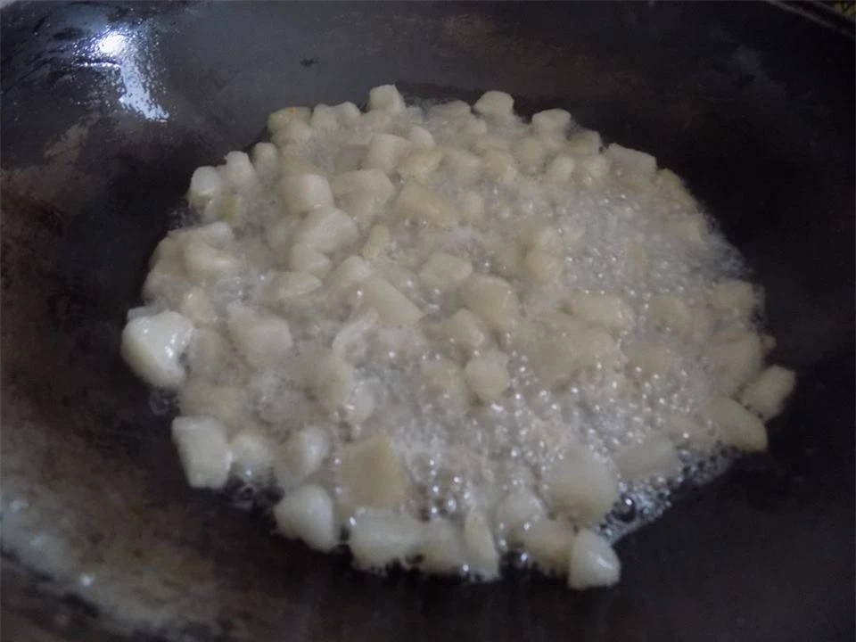 Cách làm món tóp mỡ chua ngọt ăn với cơm trắng ngon miễn bàn