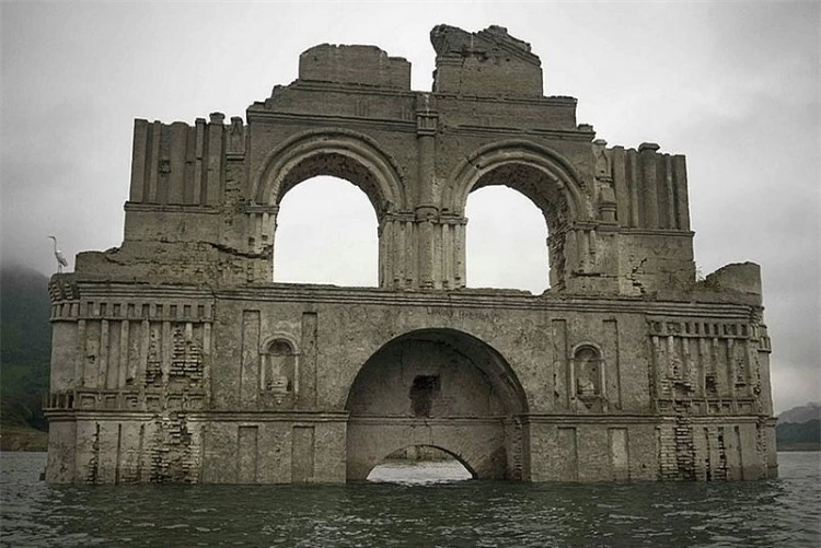 Nhà thờ 400 năm tuổi nổi lên từ hồ chứa nước ở Mexico
