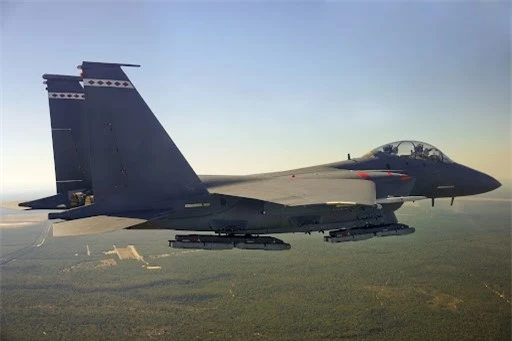 Ngoài ra, SBD II được trang bị công nghệ liên kết dữ liệu 2 chiều cho phép nó thay đổi mục tiêu hoặc điều chỉnh đến mục tiêu khác trong khi bay. Bom mới dự kiến sẽ được biên chế vào đội hình máy bay chiến đấu F-15E và F/A-18 vào đầu năm 2022.