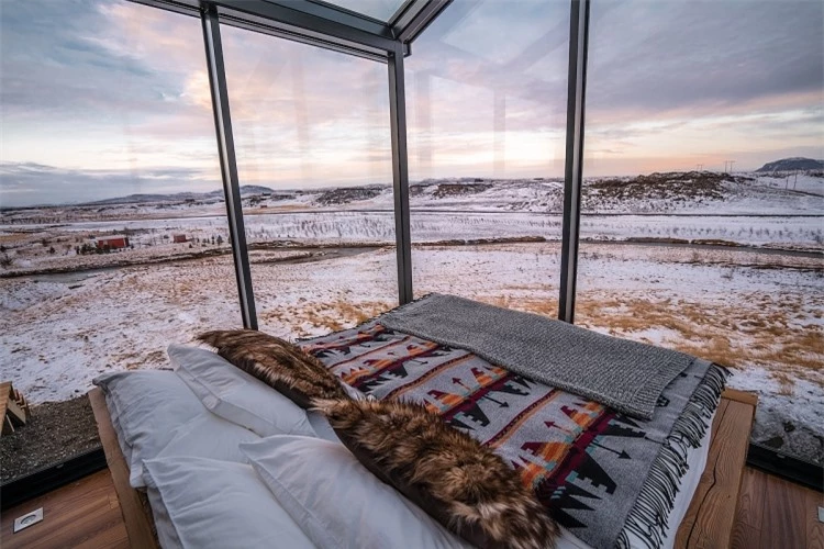 Thưởng ngoạn màn đêm kì vĩ ở Iceland từ view phòng ngủ
