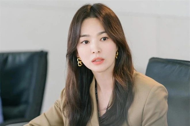 Fandom của Song Hye Kyo phản đối công ty quản lý, đòi thuê xe tải tổ chức biểu tình vì lý do này - Ảnh 2.