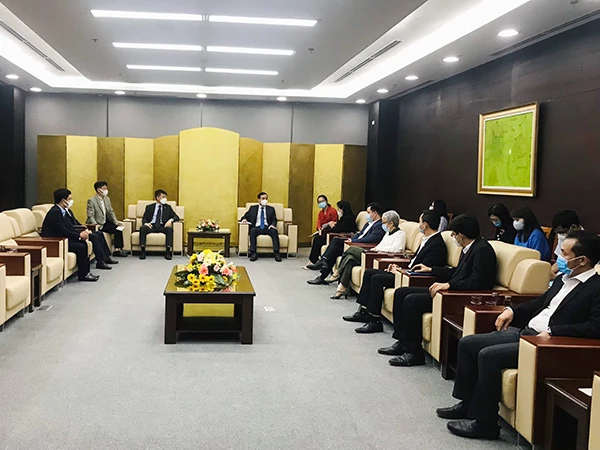 Chủ tịch UBND TP Đà Nẵng Lê Trung Chinh tiếp và làm việc với Tổng Giám đốc Công ty LG Việt Nam Sung Woo Nam cùng các thành viên trong đoàn công tác