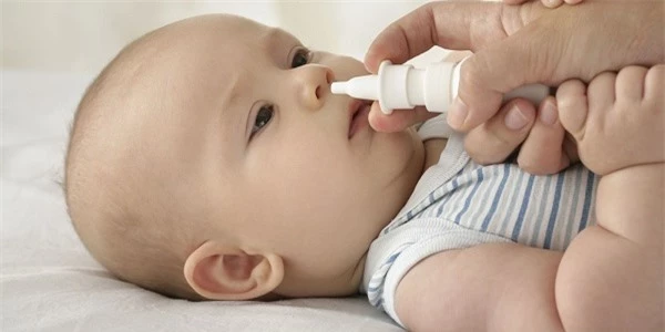 Mẹo chữa nghẹt mũi hiệu quả khi bé bị cảm cúm ngày mưa
