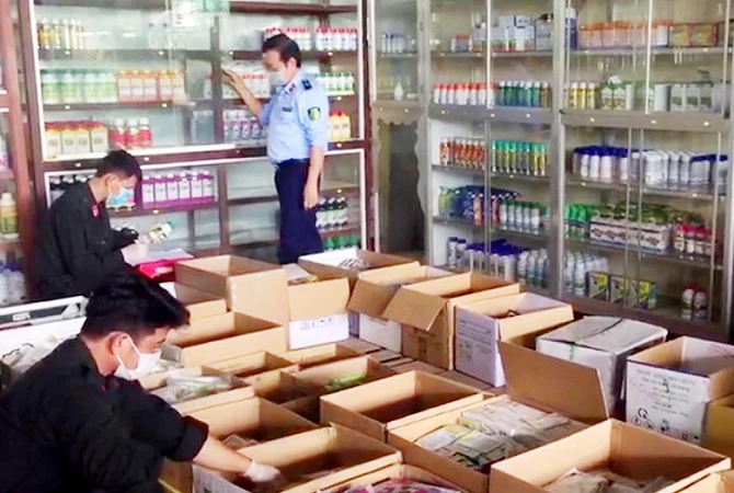 Lực lượng chức năng An Giang tạm giữ hàng ngàn sản phẩm thuốc BVTV không rõ nguồn gốc.