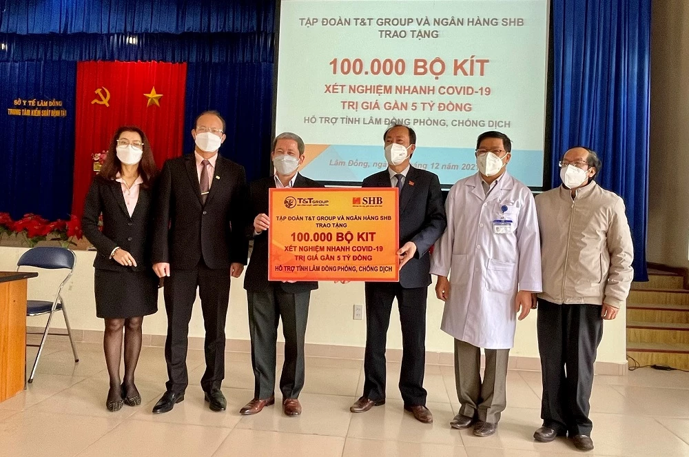 Tập đoàn T&T và Ngân hàng SHB (bên trái) trao tặng kit xét nghiệm SASR-CoV-2 cho đại diện Sở Y tế tỉnh Lâm Đồng và Trung tâm Kiểm soát bệnh tật tỉnh.