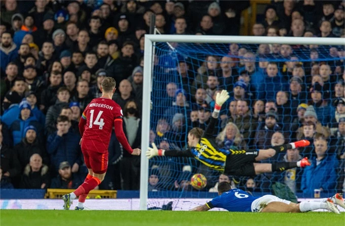 Henderson mở ra bữa tiệc bàn thắng ở Goodison Park