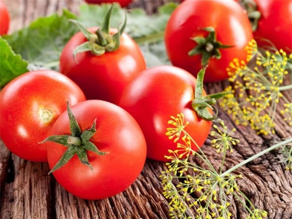 Sử dụng cà chua để dưỡng da giúp làn da trắng mịn và chống oxy hóa