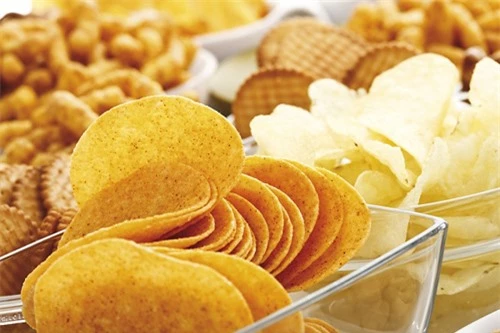 Tuyệt đối tránh xa các loại snack, bim bim khi đói bụng