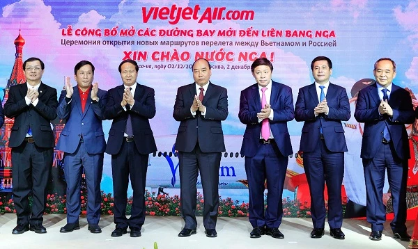 Chủ tịch nước Nguyễn Xuân Phúc cùng lãnh đạo đoàn Việt Nam tham dự lễ công bố các đường bay.