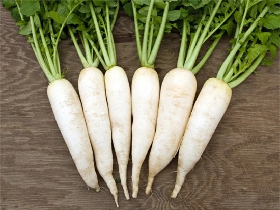 Phải gọt sạch vỏ củ cải trắng trước khi chế biến để loại bỏ phần chứa nhiều chất độc