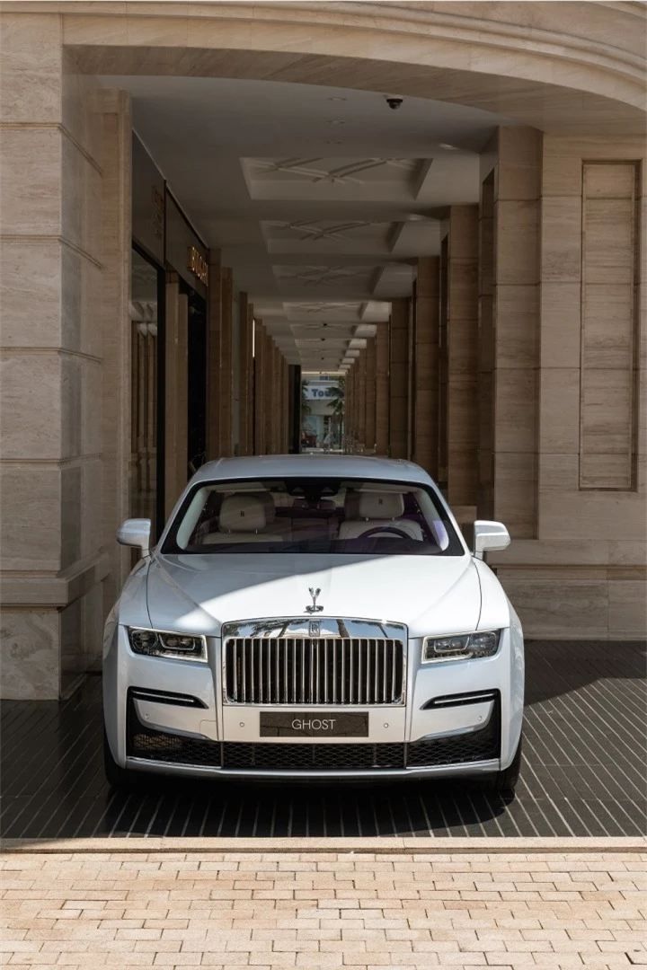 Ngắm siêu xe Rolls-Royce New Ghost màu bạc tuyệt đẹp trên phố TP.HCM - 2