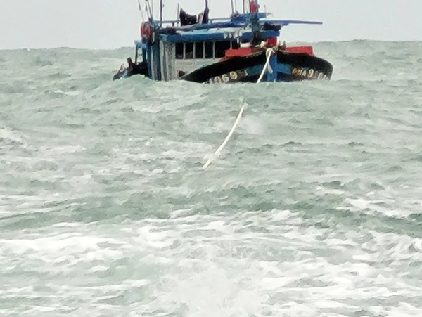 Tàu cá ĐNa 91069 TS bị nạn trên vùng biển Quảng Trị...