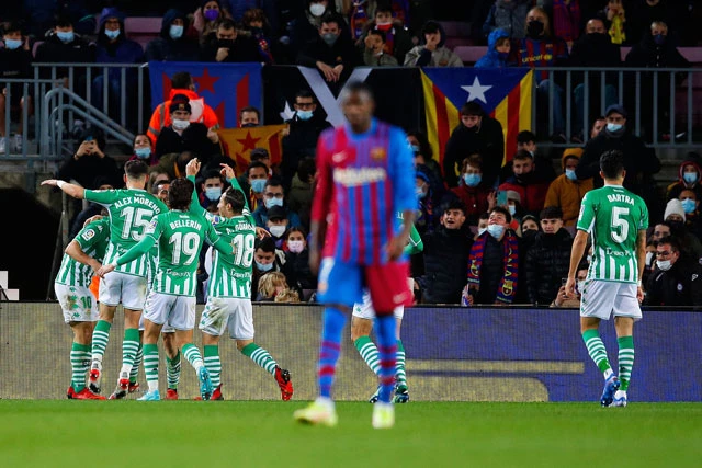 Betis gây bất ngờ khi đánh bại Barca.