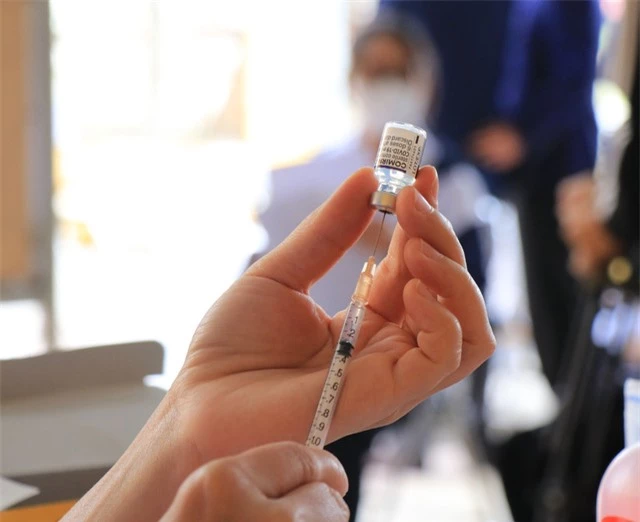 Việt Nam đã tiêm gần 128 triệu liều vaccine ngừa COVID-19 - Ảnh 1.