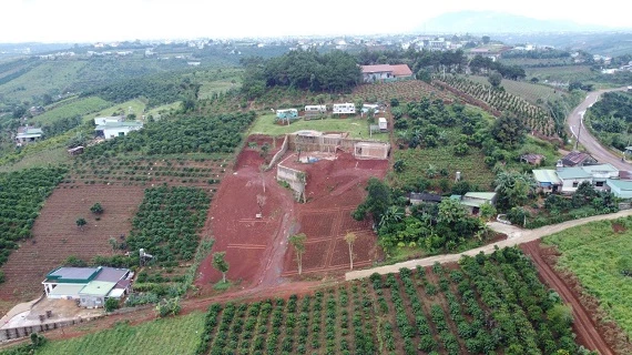 Nhiều khu đất trồng chè, cà phê được san ủi và được gắn những cái tên "dự án"