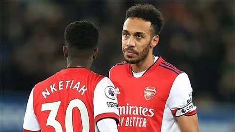 Gary Neville: 'Arsenal nên bán Aubameyang'