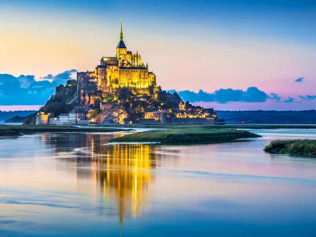 Lâu đài được xây dựng trên một đỉnh núi cao, Mont Saint Michel gần Normandy, Pháp, là một trong những thành tựu lớn nhất của kiến ​​trúc thời Trung cổ.