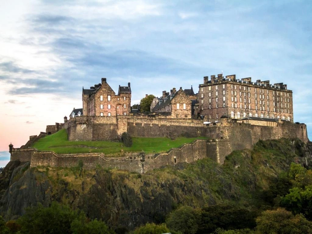 Edinburgh là một tòa lâu đài mà trong lịch sử đã được dùng làm pháo đài hoàng gia chính của Scotland; tọa lạc trên Castle Rock, một vùng đá núi lửa rộng lớn vươn lên một cách ấn tượng giữa thành phố Edinburgh (Anh). Trải qua sự bao vây, xâm lược, tranh giành quyền lực và chết chóc, lâu đài Edinburgh ở Scotland vẫn đứng vững trước những thử thách của thời gian.