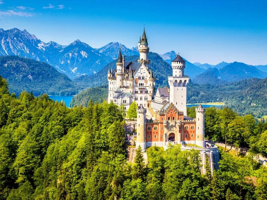 Lâu đài Neuschwanstein được xem là một trong những lâu đài đẹp nhất thế giới. Công trình được xây dựng dưới thời vua Ludwig II vào thế kỷ 19, tọa lạc trên một khối đá nằm trước dãy núi Allgau, tại Navaria, gần thị trấn Fussen, ở cuối con đường Romantic (Đức).