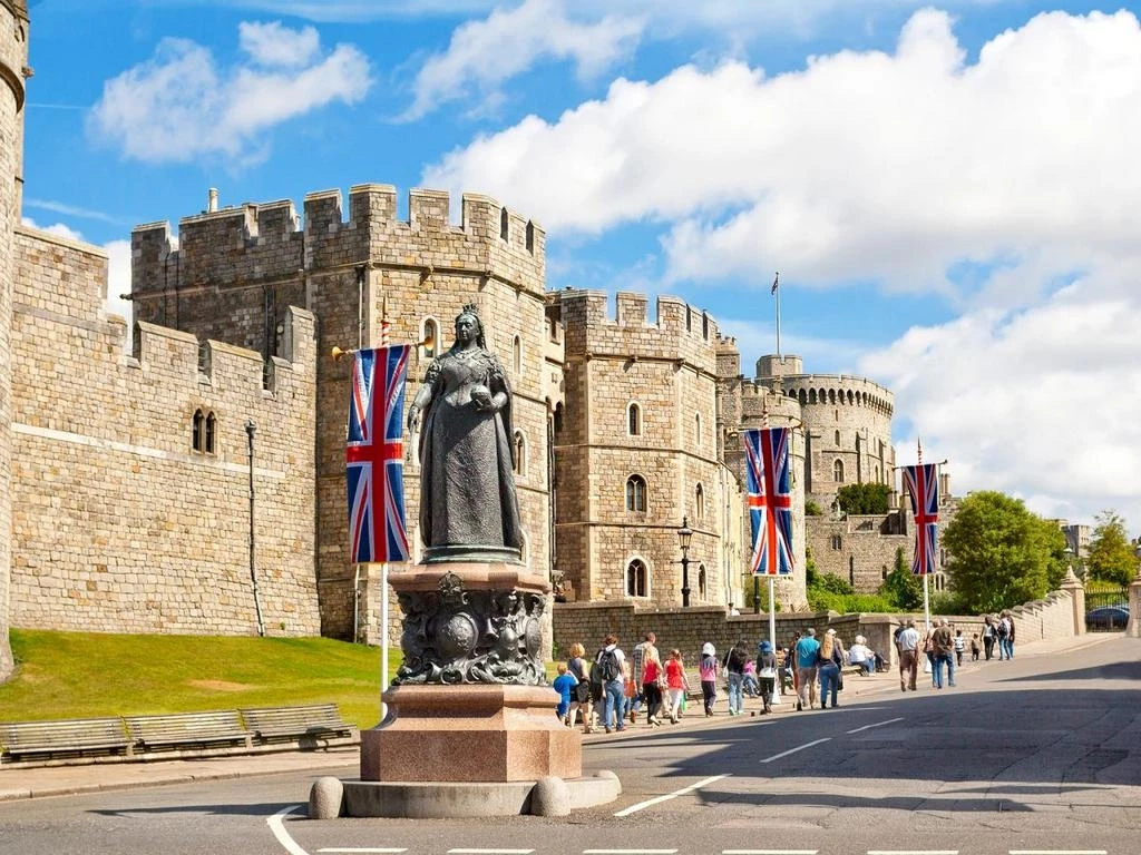 Lâu đài Windsor là nơi ở chính thức của gia đình hoàng gia Anh ở Berkshire. Với tuổi đời 900 năm, Windsor là lâu đài bị chiếm đóng lớn nhất, cũng là nơi ở của các thành viên hoàng gia lâu đời nhất trên thế giới.
