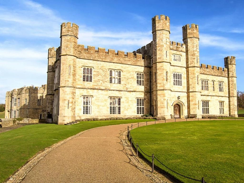Tọa lạc tại Kent, Anh và được xây dựng vào thế kỷ 16, lâu đài Leeds được vua Henry VIII sử dụng làm nơi ở cho người vợ đầu tiên của ông, Catherine of Aragon.