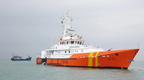 Tàu SAR 412 cứu tàu cá ngư dân miền Trung gặp nạn trên biển