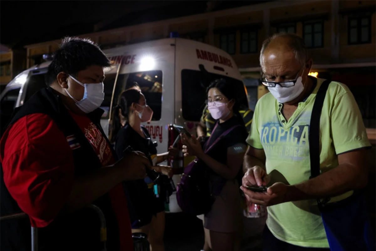 Khách du lịch trình chứng nhận tiêm chủng tại khu đường Khaosan, một trong những điểm du lịch yêu thích ở Thái Lan, ngày 30/11 - Ảnh: REUTERS