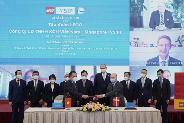 Ông Đỗ Việt Tùng, Giám đốc Đối ngoại Cấp cao, APAC, Tập đoàn LEGO và ông Nguyễn Văn Hùng, Chủ tịch Tổng Công ty Đầu tư và Phát triển Công Nghiệp Becamex IDC, Đồng chủ tịch VSIP Group (giữa) chính thức hóa quan hệ đối tác giữa hai công ty trong Buổi lễ kí kết Bản ghi nhớ. 