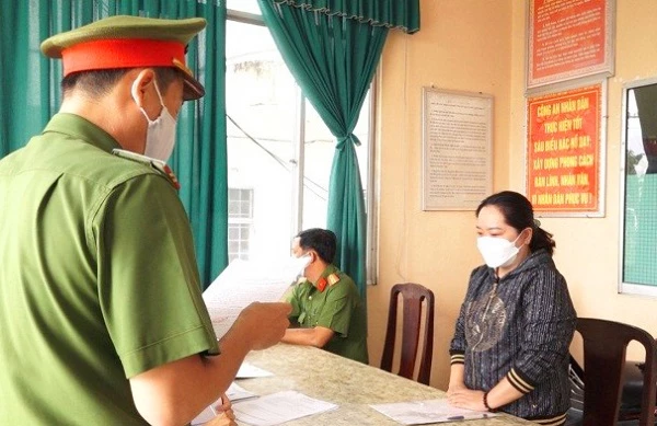 Cơ quan công an đọc lệnh bắt giam Nguyễn Diễm My (Ảnh: Công an Hậu Giang).