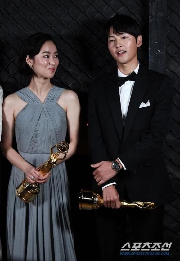 Lộ ảnh Song Joong Ki bí mật hẹn hò tình màn ảnh Jeon Yeo Bin