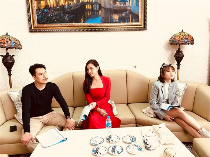 Việt Anh nhảy nhót tưng bừng bên Quỳnh Nga cực sexy, lộ lý do phim mới xuống sắc vì lấy vợ hai, có con 18 tuổi - Ảnh 7.