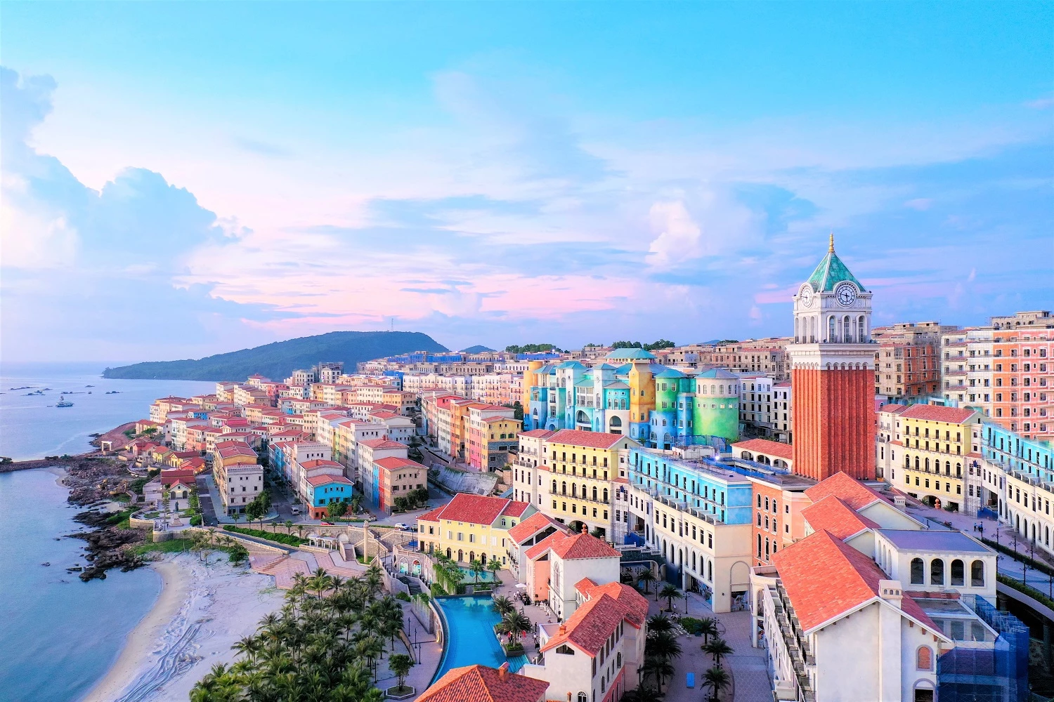 Thị trấn Địa Trung Hải đang không ngừng được Sun Group bồi đắp các công trình biểu tượng để trở thành tâm điểm du lịch, đầu tư tại Phú Quốc.