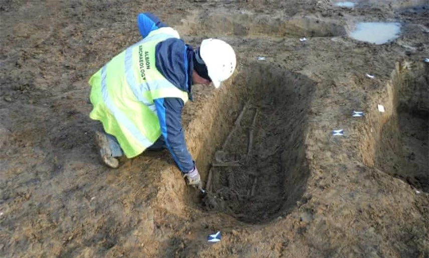 Cuộc khai quật được thực hiện do y&ecirc;u cầu cải tạo đất đai nhằm ph&aacute;t triển nh&agrave; ở tại khu vực n&agrave;y. Ảnh The Guardian.