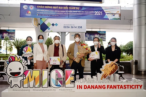 Lãnh đạo Trung tâm Xúc tiến du lịch Đà Nẵng chào đón, tặng quà lưu niệm cho các đại biểu đến Đà Nẵng tham dự sự kiện MICE quy mô lớn là Hội nghị Hội nghị khoa học Ngoại khoa và Phẫu thuật nội soi toàn quốc 2021