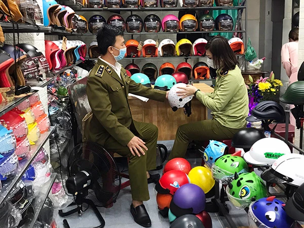 Lực lượng Quản lý thị trường Đà Nẵng kiểm tra, tạm giữ hàng hóa là mũ bảo hiểm có dấu hiệu giả mạo nhãn hiệu "NÓN SƠN và hình"