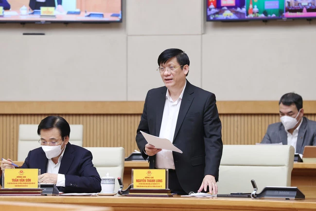 Bộ trưởng Bộ Y tế Nguyễn Thanh Long báo cáo tình hình, diễn biến dịch bệnh. Ảnh: TTXVN