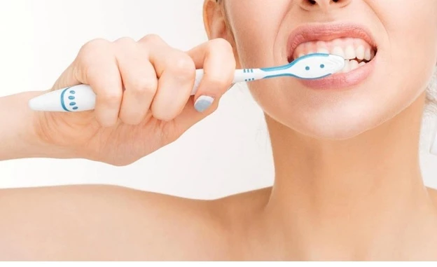 Thay bàn chải định kỳ để chăm sóc răng miệng hiệu quả.