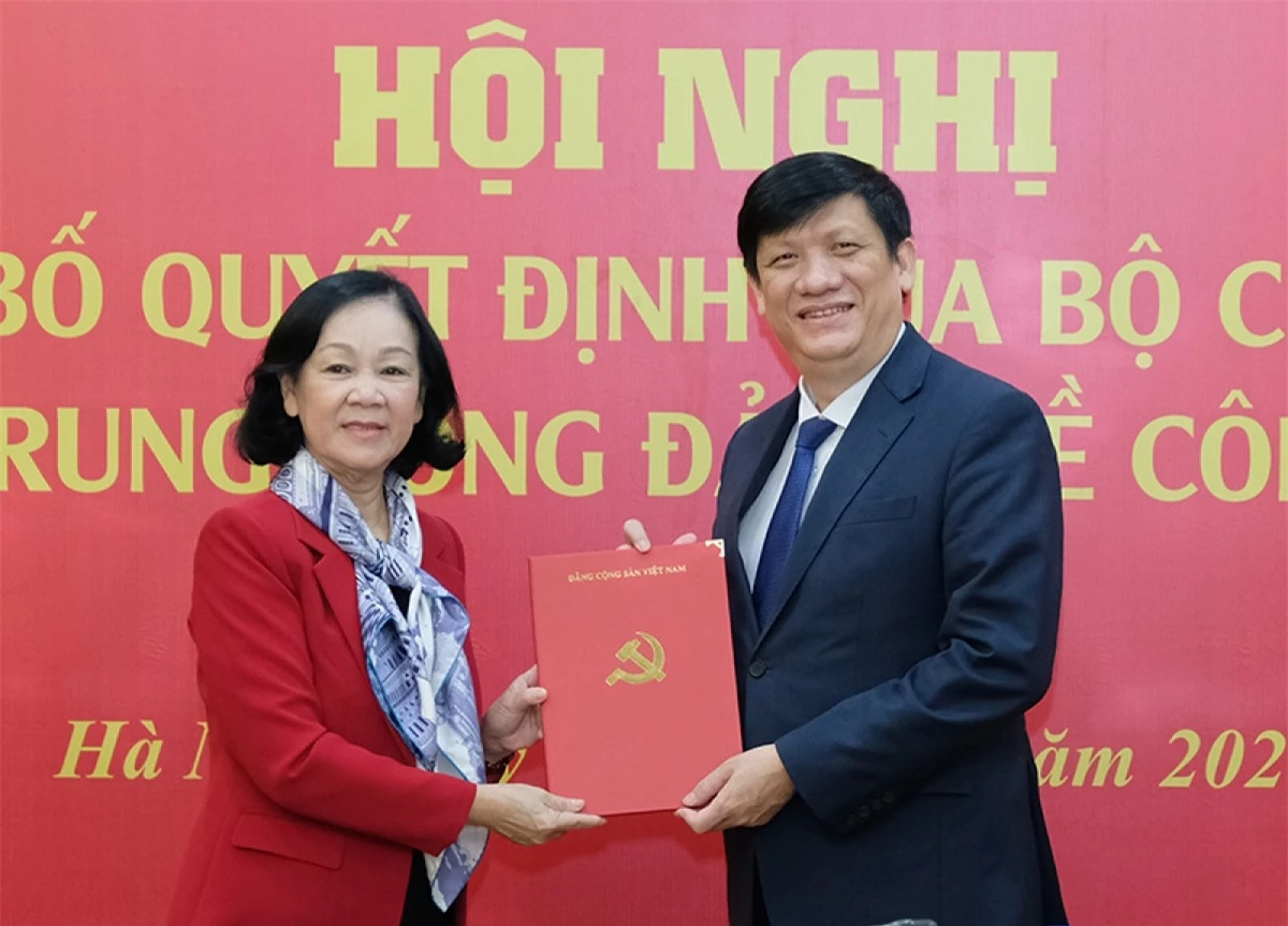 Trưởng Ban Tổ chức Trung ương Trương Thị Mai trao quyết định cho ông Nguyễn Thanh Long