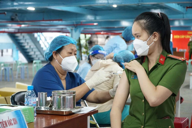 TP Hồ Chí Minh triển khai tiêm vaccine phòng COVID-19 mũi 3 (Ảnh: TTXVN)
